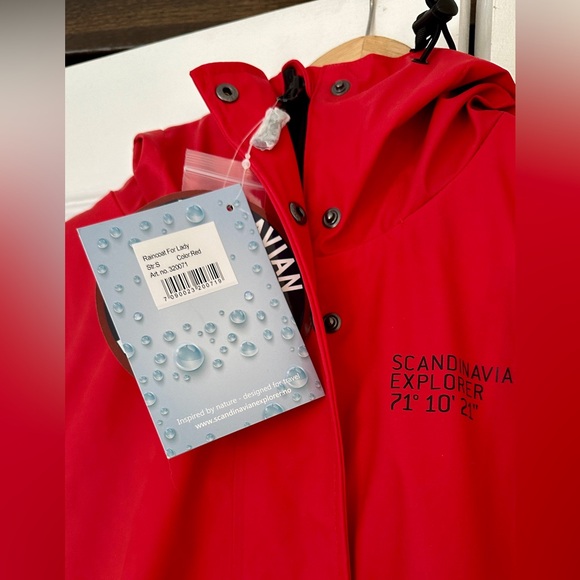 Scandinavian Explorer Raincoat. Small. Norwegian design. New with tags. 🇳🇴 - Picture 3 of 10